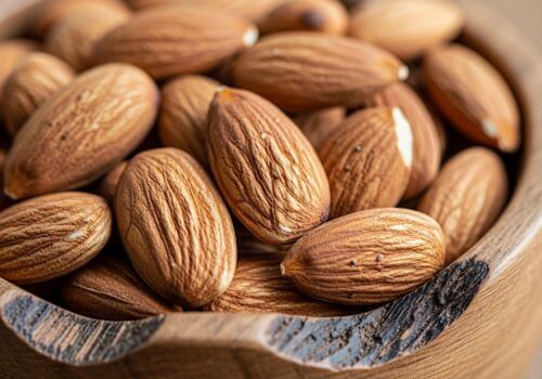 Bol d’amandes entières nature, source de fibres et protéines