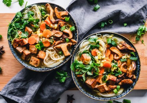 Carottes et céleri découpés dans une salade