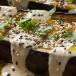 Aubergines rôties au four, sauce tahin et citron
