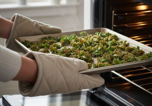 Kale croustillant sortant du four