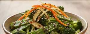 Poêlée de Brocolis et Pois Gourmands au Sésame