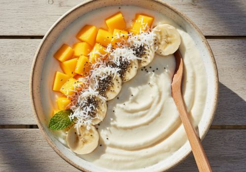 Smoothie bowl au lait de coco et fruits frais